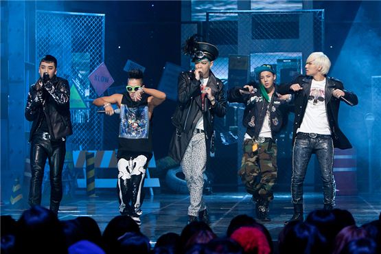 Big Bang members Seungri (left), Taeyang (second to left), T.O.P (center), G-Dragon (second to right) and Daesung (right) perform on Mnet's music show "M! CountDown." [CJ E&M]