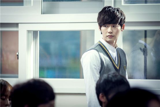 Actor Lee Jong-suk poses on the set of KBS "School 2013," which will hit the airwaves on December 3, 2012. [YTree Media]