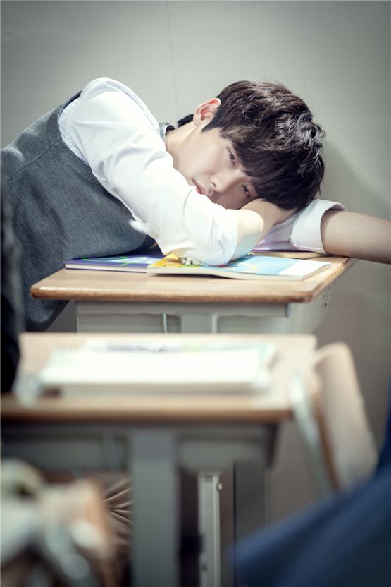 Actor Lee Jong-suk poses on the set of KBS "School 2013," which will hit the airwaves on December 3, 2012. [YTree Media]