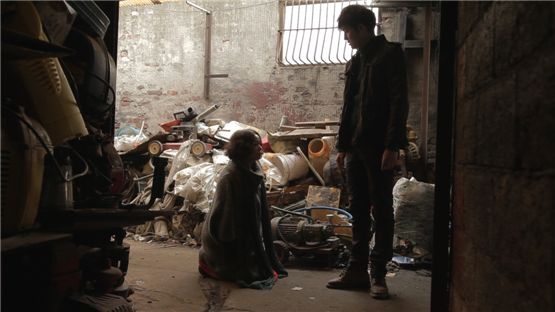 Cho Min-soo (left) and Lee Jung-jin (right) portray a mother and son in a Venice-winning film "Pieta," which opened in local theaters on September 6, 2012. [NEW]