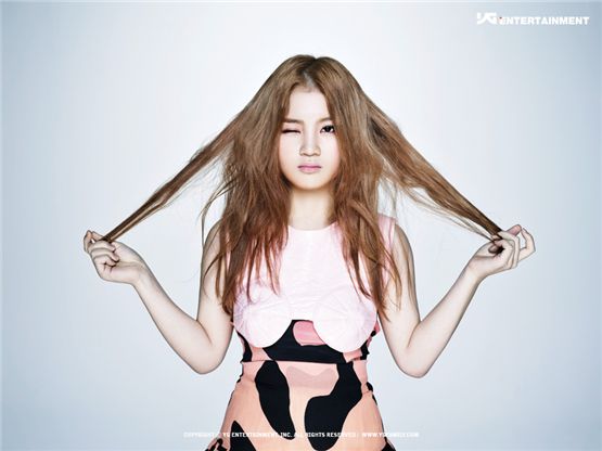 Lee Hi poses on her profile picture taken for the first single "1, 2, 3, 4" released on October 29, 2012. [YG Entertainment]