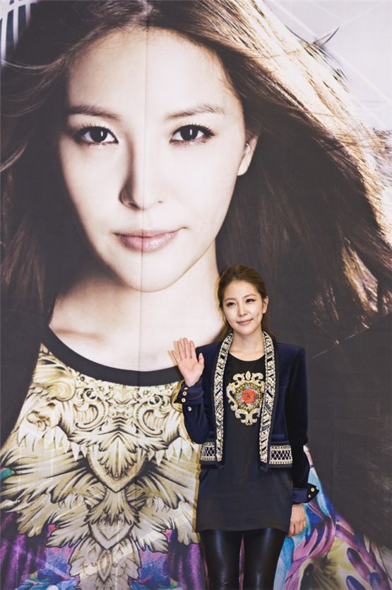 BoA greets reporters during the press conference of her upcoming singing competition show "KPOP STAR 2," held at SBS in Seoul, Korea on November 9, 2012. [Chae Ki-won/ 10Asia]