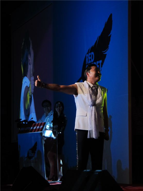 PSY (center) puts his thumbs up to show his appreciation to fans during the "2012 LOTTE NIGHT PARTY" held at the Lotte Hotel in Busan, South Korea, on October 6, 2012. [Lee Hye-ji/10Asia]