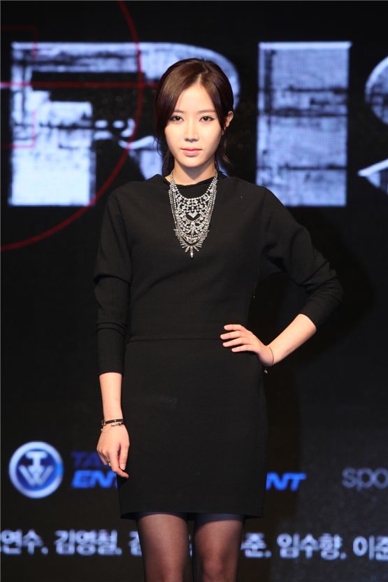 Actress Im Su-hyang poses in front of the cameras during a showcase for their upcoming blockbuster drama "IRIS 2," held at Seoul's Ritz-Carton Hotel in South Korea, on November 13, 2012. [YTree Media]