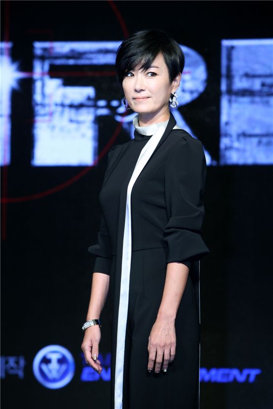 Actress Oh Yun-soo poses in front of the cameras during a showcase for their upcoming blockbuster drama "IRIS 2," held at Seoul's Ritz-Carton Hotel in South Korea, on November 13, 2012. [YTree Media]