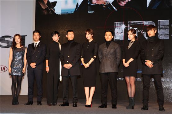 "IRIS 2" main casts Yu Min (left), Yoon Du-jun (second to left), Oh Yun-soo (third to left), Jang Hyuk (fourth to left), Lee Da-hae (fourth to right), Lee Beom-soo (third to right), Im Soo-hyang (second to right) and Lee Joon (right) pose together in front of the cameras at the drama's showcase held at Seoul's Ritz-Carton Hotel in South Korea, on November 13, 2012. [YTree Media]