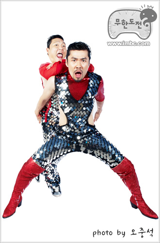 PSY (left) and Korea's TV personality Noh Hong-chul (right) pose together in a photo taken for special compliation album of MBC variety show "Infinite Challenge," dropped on July 2, 2011. [MBC]