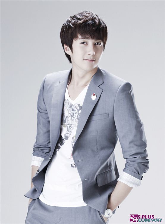 Singer-actor Kim Hyung-joon poses in a gray jacket in his profile picture released by his agency S Plus Entertainment on November 16, 2012. [S Plus Entertainment]