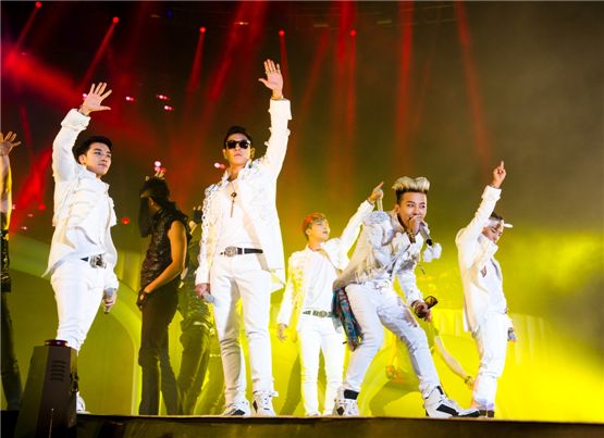 Big Bang members Seungri (left), T.O.P (second to left), Daesung (center), G-Dragon (second to right) and Taeyang (right) perform during their Peru leg for "ALIVE GALAXY TOUR 2012," held at JOCKEY CLUB in Lima, Peru on November 14 in local time. [YG Entertainment]