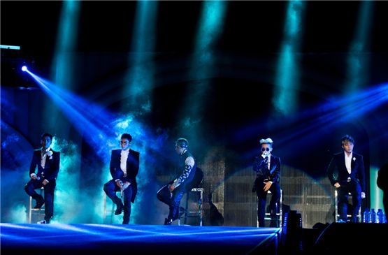 Big Bang members Seungri (left), T.O.P (second to left), Taeyang (center), G-Dragon (second to right) and Daesung (right) perform during their Peru leg for "ALIVE GALAXY TOUR 2012," held at JOCKEY CLUB in Lima, Peru on November 14 in local time. [YG Entertainment]