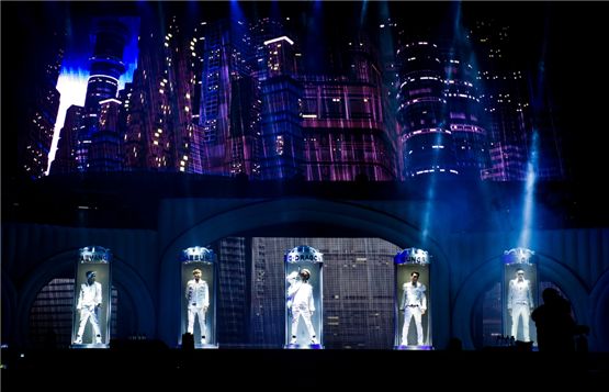 Big Bang members Taeyang (left), Daesung (second to left), G-Dragon (center), Seungri (second to right) and T.O.P (right) perform during their Peru leg for "ALIVE GALAXY TOUR 2012," held at JOCKEY CLUB in Lima, Peru on November 14 in local time. [YG Entertainment]