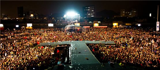 A total of 10,000 fans attend Big Bang's Peru concert for "ALIVE GALAXY TOUR 2012," held at JOCKEY CLUB in Lima, Peru on November 14 in local time. [YG Entertainment]