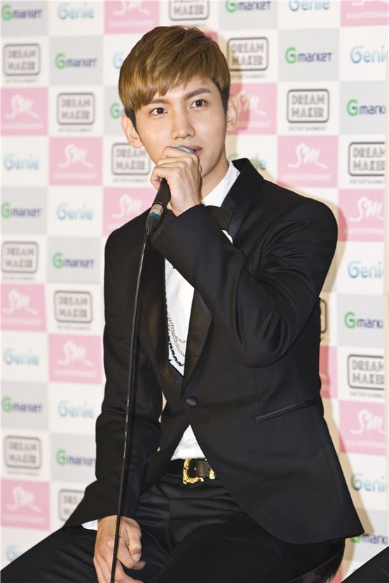 TVXQ! members Max Changmin (left) and U-Know Yunho (right) answer a reporter's question during the press conference held before their second night of "TVXQ! LIVE WORLD TOUR 'Catch Me,'in SEOUL," which took place at Olympic Stadium in Seoul, South Korea, on November 18, 2012. [Chae Ki-won/ 10Asia]