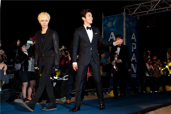 Super Junior's Yesung (left), Siwon (center) and Kyuhyun (right) walk along the blue carpet during the APAN Star Road event of the 17th Busan International Film Festival in Busan, South Korea on October 5, 2012. [Lee Jin-hyuk/ 10Asia]