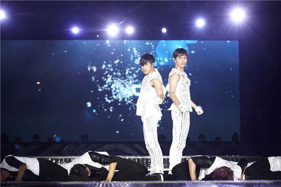 TVXQ!'s U-know Yunho (left) and Max Changmin (right) perform during "SM TOWN LIVE WORLD TOUR III in BANGKOK" held in Bangkok, Thailand on November 25, 2012 in local time. [SM Entertainment]