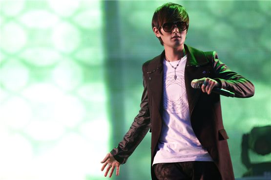 Solo artist Kangta performs during "SM TOWN LIVE WORLD TOUR III in BANGKOK" held in Bangkok, Thailand on November 25, 2012 in local time. [SM Entertainment]