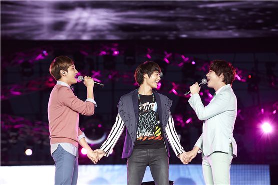 TVXQ!'s Max Changmin (left), SHINee's Minho (center) and Super Junior's Kyuhyun (right) perform during "SM TOWN LIVE WORLD TOUR III in BANGKOK" held in Bangkok, Thailand on November 25, 2012 in local time. [SM Entertainment]