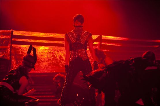 2AM member Jo Kwon (center) readies for his performance of solo tune "I'm Da One" during their Seoul concert of the first Asian tour "The Way of Love," held at the Olympic Hall in Seoul, Korea on November 24 and 25, 2012. [CJ E&M]