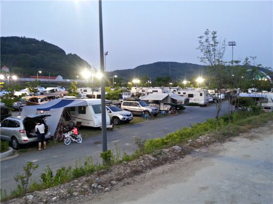 충주 앙성온천광장에 있는 캠핑장 전경.