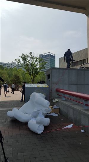1일 오전 홍익대 정문 앞에 널브러진 '일베 조형물'