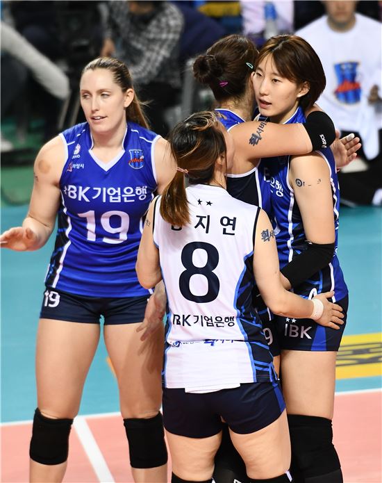 IBK기업은행 동료들이 박정아(오른쪽)를 격려하고 있다.[사진=한국배구연맹(KOVO) 제공]