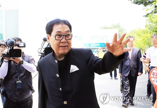 "낄끼빠빠" "나이먹고 한심"…윤여정 언급한 조영남에 쏟아진 비난