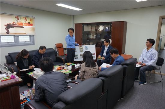 산림청 관계자들이 ‘임산물 수출촉진 특별대책 기간’ 중 임산물 가공업체를 직접 방문해 현장 애로사항을 청취하고 있다. 산림청 제공
