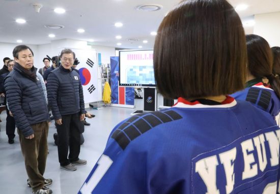 문재인 대통령이 17일 진천 국가대표 선수촌을 방문, 아이스하키 훈련장을 찾아 여자 아이스하키 선수들과 얘기를 나누고 있다. 왼쪽은 도종환 문체부 장관. [이미지출처=연합뉴스]