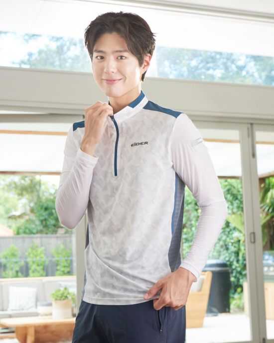모델 박보검이 아이스 롱 티를 입은 모습