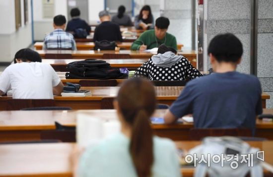 실업급여 신청창구 가보니…"구직활동 증명? 구인공고조차 없을 것"