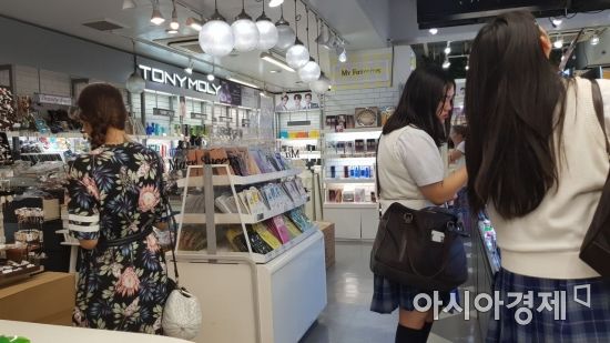 토니모리 신오오쿠보점 매장 내부 모습. 교복을 입은 일본 10대들이 제품을 구매하고 있다.(사진=박미주 기자)