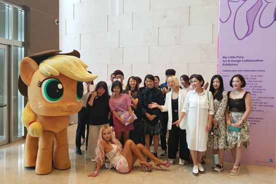 10일 제주 서귀포시 안덕면에 위치한 국내 최대 복합리조트 제주신화월드에서 '마이 리틀 포니 매직 파티(My Little Pony Magic Party)' 전시회가 열렸다. 이번 전시회에 참여한 아티스트 및 관계자들이 포즈를 취하고 있다. 대한민국의 대표 패션, 뷰티, 예술분야의 총 17명의 아티스트가 참여한 이번 아트 컬래버레이션 전시회는 오는 10월31일까지 계속된다.