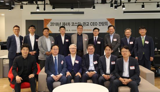 (앞줄 왼쪽부터) 하이로닉 이진우 대표이사, 코스닥협회 송윤진 상근부회장, 크리스탈지노믹스 조중명 대표이사, 서린바이오사이언스 황을문 회장, 브이원텍 김선중 대표이사, 에스디시스템 박봉용 대표이사,<br />
(뒷줄 왼쪽부터) 미래에셋대우 이종원 전무, 제노레이 박병욱 대표이사, 플랜티넷 현창룡 사장, 에스에너지 박상민 상무이사, 큐리언트 남기연 대표이사, 한국거래소 김종은 팀장, 액트로 하동길 대표이사, 한국거래소 김윤생 부장, 코스닥협회 정진교 상무.