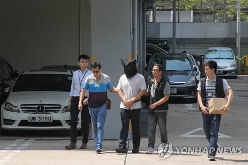 경찰에 출석하는 살인 피의자 호킴선 교수.사진=연합뉴스