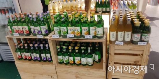 코리아페어 주류 매대에 등장한 롯데주류 처음처럼, 순하리 제품.