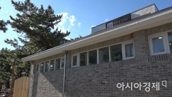 아름다운 화장실 은상을 수상한 강릉 경포해변 중앙화장실은 여름철 피서객의 이용에 대비해 하계 9인 3교대 근무 시스템과 화장실 입구 수로 및 별도 수도 설치로 맨발의 이용객을 배려한 독특한 시설을 구비하고 있다. 사진 = 최종화 PD