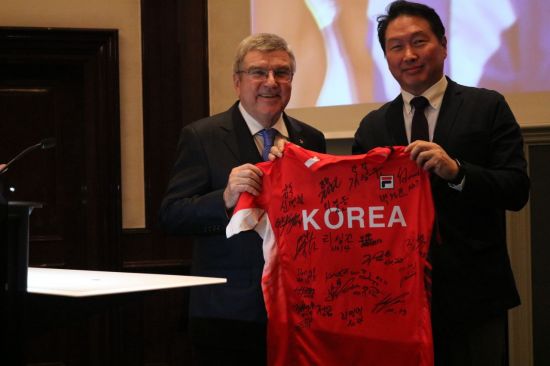 최태원 회장, 단일팀 출전 세계선수권대회서 핸드볼 외교