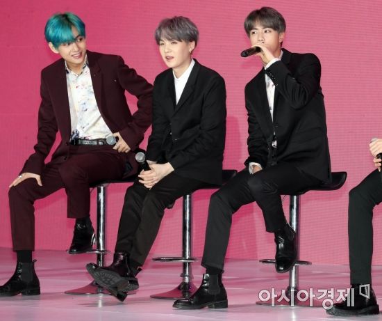 방탄소년단 글로벌 기자간담회가 17일 서울 동대문디자인플라자(DDP)에서 열렸다. 방탄소년단 진(오른쪽)과 슈가, 뷔가 취재진 질문에 답변하고 있다. 방탄소년단은 지난 12일 발매한 새 미니앨범 '맵 오브 더 솔 : 페르소나'로 미국 빌보드와 영국 오피셜차트 앨범차트에서 동시에 1위를 석권했다. /문호남 기자 munonam@