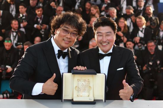 봉준호 감독과 배우 송강호가 영화 '기생충'으로 지난 5월 25일(현지시간) 프랑스 칸에서 열린 제72회 칸 영화제에서 최고상인 황금종려상을 받은 뒤 포토콜에서 상패를 들고 기념촬영을 하고 있다.&lt;이미지:EPA연합뉴스&gt;