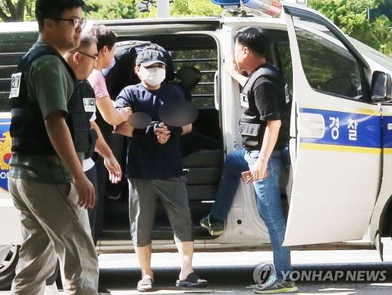 '한강 몸통 시신' 사건의 피의자 A(39·모텔 종업원)씨가 18일 경기도 고양시 의정부지법 고양지원에서 열린 영장실질심사를 받기 위해 검정 모자와 마스크를 쓰고 출석하고 있다. [이미지출처=연합뉴스]
