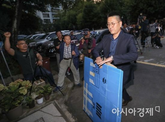 조국 법무부 장관 관련 의혹을 수사 중인 검찰이 23일 조 장관의 방배동 자택을 압수수색하고 있는 가운데 한 관계자가 압수물을 담을 상자를 들고 자택으로 이동하고 있다. /문호남 기자 munonam@