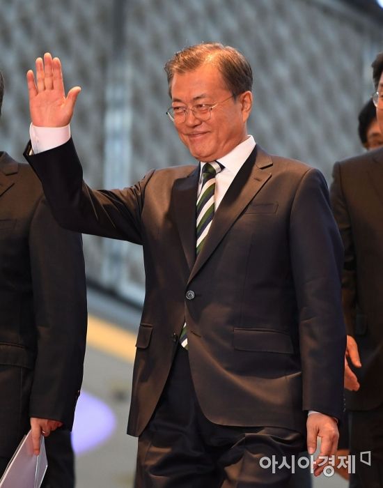 [포토] 밝은 모습의 문재인 대통령 - 아시아경제
