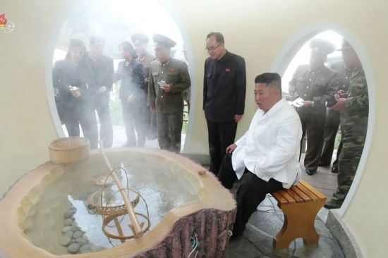 김정은 북한 국무위원장이 완공을 앞둔 평안남도 양덕군 온천관광지구 건설장을 현지 지도했다고 조선중앙TV가 25일 보도했다. 중앙TV가 공개한 사진에서 김 위원장이 부인 리설주 여사를 대동하고 간부들과 관광지구 시설을 둘러보고 있다.