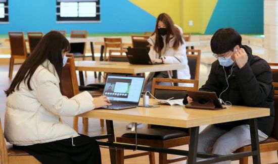 16일 오전 광주 남구 광주대학교 도서관에서 재학생들이 온라인 강의 등 비대면 방식의 수업을 듣고 있다. / 사진=연합뉴스
