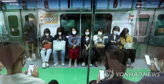 "제발 휴대폰 좀 훔쳐보지 마세요" 스마트폰 '흘깃 족'을 아시나요 [한기자가 간다]