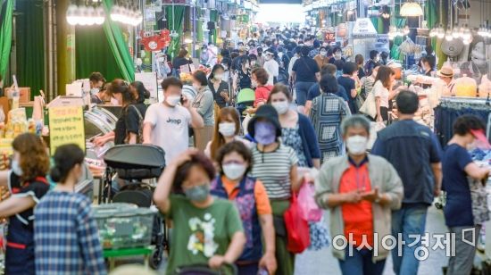 코로나發 침체 국면으로…소비 불씨만 간신히 살렸다(종합)