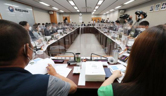 최저임금委, 오늘 '마라톤 회의'…공익위원 중재안 나올까