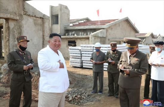 닭공장 시찰 김정은 "인민들에게 더 좋은 고기와 알을" 