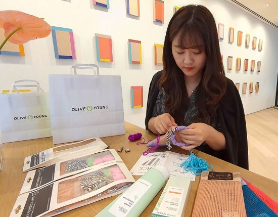 CJ올리브영, '친환경 업사이클 파우치 만들기' 봉사활동 실시