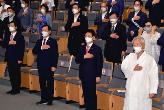 "광복회장 기념사가 어떻게…" 이철우 경북도지사, 즉석 반박 연설